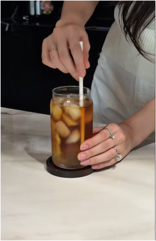 2 chiếc nhẫn kim cương tr&ecirc;n tay Đỗ H&agrave; - con d&acirc;u Tập đo&agrave;n Sơn Hải g&acirc;y b&agrave;n t&aacute;n- Ảnh 4.