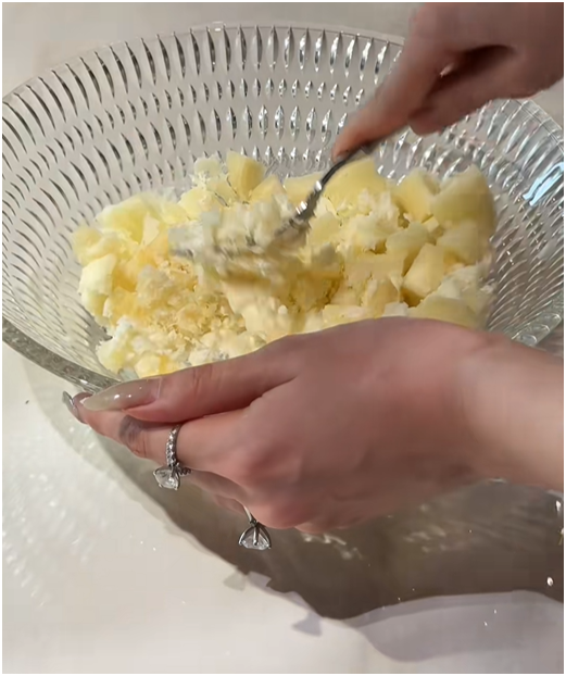 2 chiếc nhẫn kim cương tr&ecirc;n tay Đỗ H&agrave; - con d&acirc;u Tập đo&agrave;n Sơn Hải g&acirc;y b&agrave;n t&aacute;n- Ảnh 5.