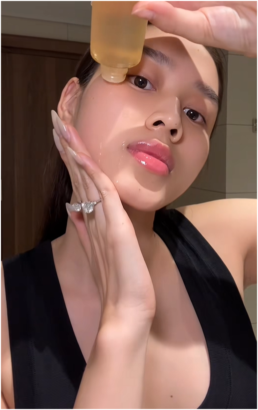 2 chiếc nhẫn kim cương tr&ecirc;n tay Đỗ H&agrave; - con d&acirc;u Tập đo&agrave;n Sơn Hải g&acirc;y b&agrave;n t&aacute;n- Ảnh 3.