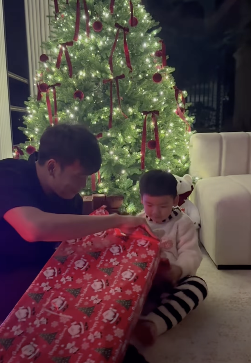 Bộ ảnh gi&aacute;ng sinh đẹp lung linh nh&agrave; Quế Ngọc Hải, ngắm biệt thự lộng lẫy nh&agrave; Th&agrave;nh Chung mới cho&aacute;ng- Ảnh 5.