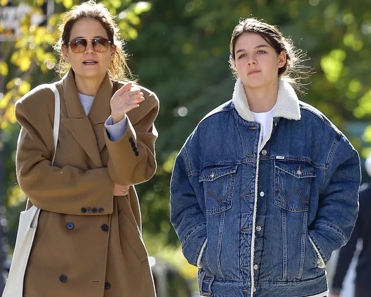 Nhan sắc Suri Cruise tuổi 19 g&acirc;y hoang mang- Ảnh 2.