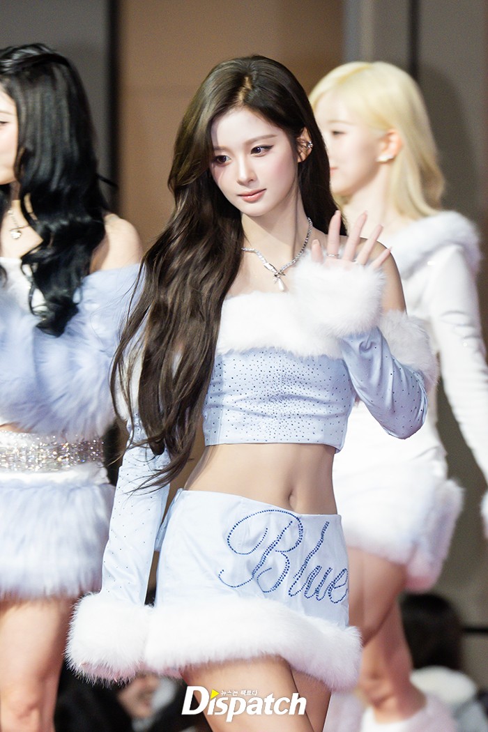 Thảm đỏ hot nhất Gi&aacute;ng sinh 2025: Jang Won Young h&oacute;a thi&ecirc;n thần, Winter (aespa) vất vả che dấu ấn t&igrave;nh y&ecirc;u với Jungkook (BTS)- Ảnh 20.