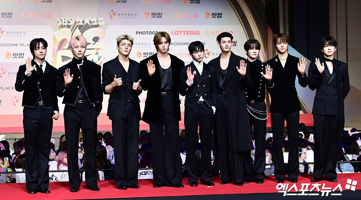 Thảm đỏ hot nhất Gi&aacute;ng sinh 2025: Jang Won Young h&oacute;a thi&ecirc;n thần, Winter (aespa) vất vả che dấu ấn t&igrave;nh y&ecirc;u với Jungkook (BTS)- Ảnh 54.