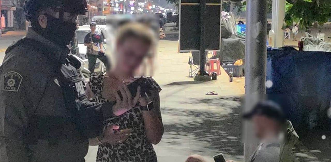 Cặp đ&ocirc;i c&oacute; h&agrave;nh động phản cảm tr&ecirc;n ghế ở b&atilde;i biển khiến du kh&aacute;ch "n&oacute;ng mắt", cảnh s&aacute;t v&agrave;o cuộc điều tra- Ảnh 1.