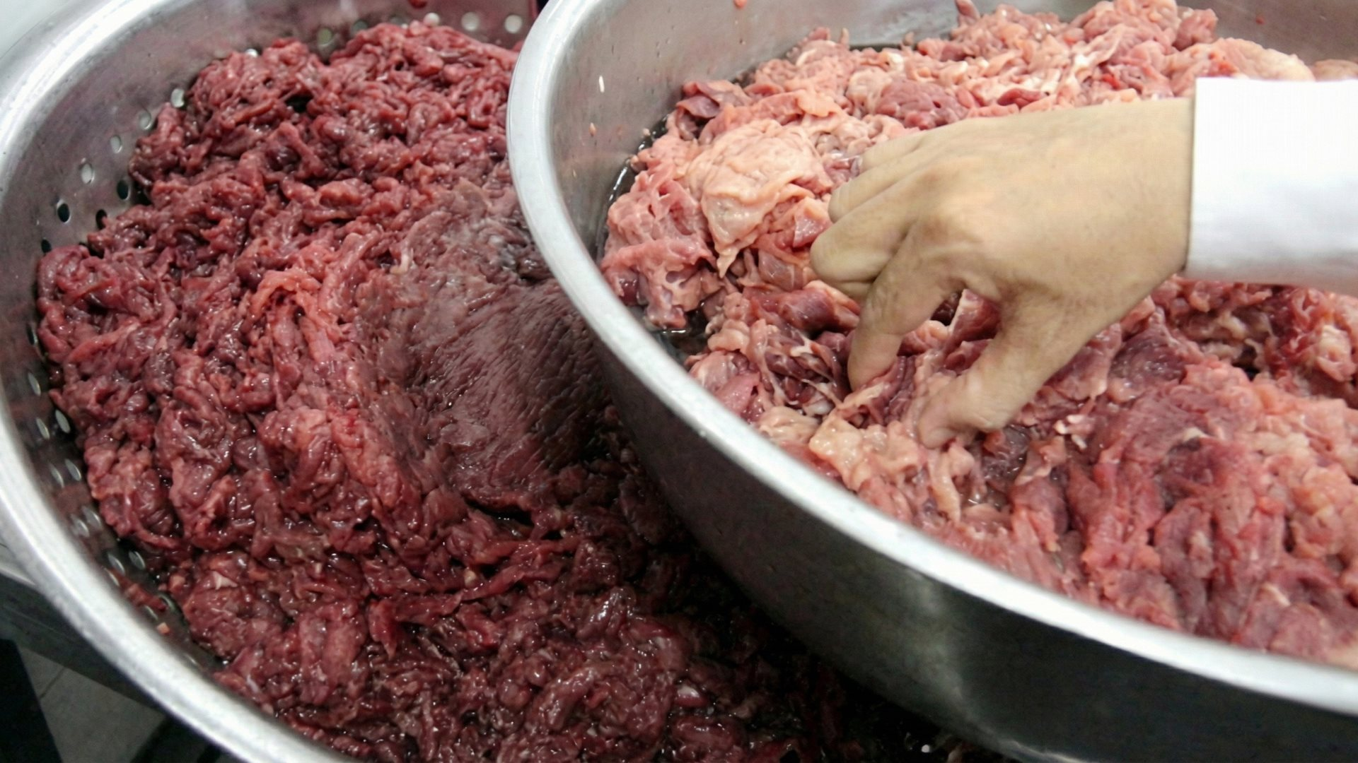 Kiểm tra h&agrave;nh ch&iacute;nh 1 cơ sở, c&ocirc;ng an triệt ph&aacute; đường d&acirc;y sản xuất thịt b&ograve; giả từ thịt lợn, ph&acirc;n phối 600 kg mỗi ng&agrave;y đến 75 qu&aacute;n ăn khắp th&agrave;nh phố- Ảnh 1.