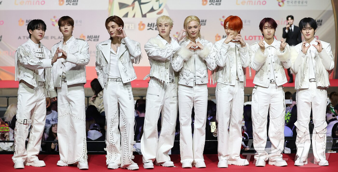 Thảm đỏ hot nhất Gi&aacute;ng sinh 2025: Jang Won Young h&oacute;a thi&ecirc;n thần, Winter (aespa) vất vả che dấu ấn t&igrave;nh y&ecirc;u với Jungkook (BTS)- Ảnh 31.