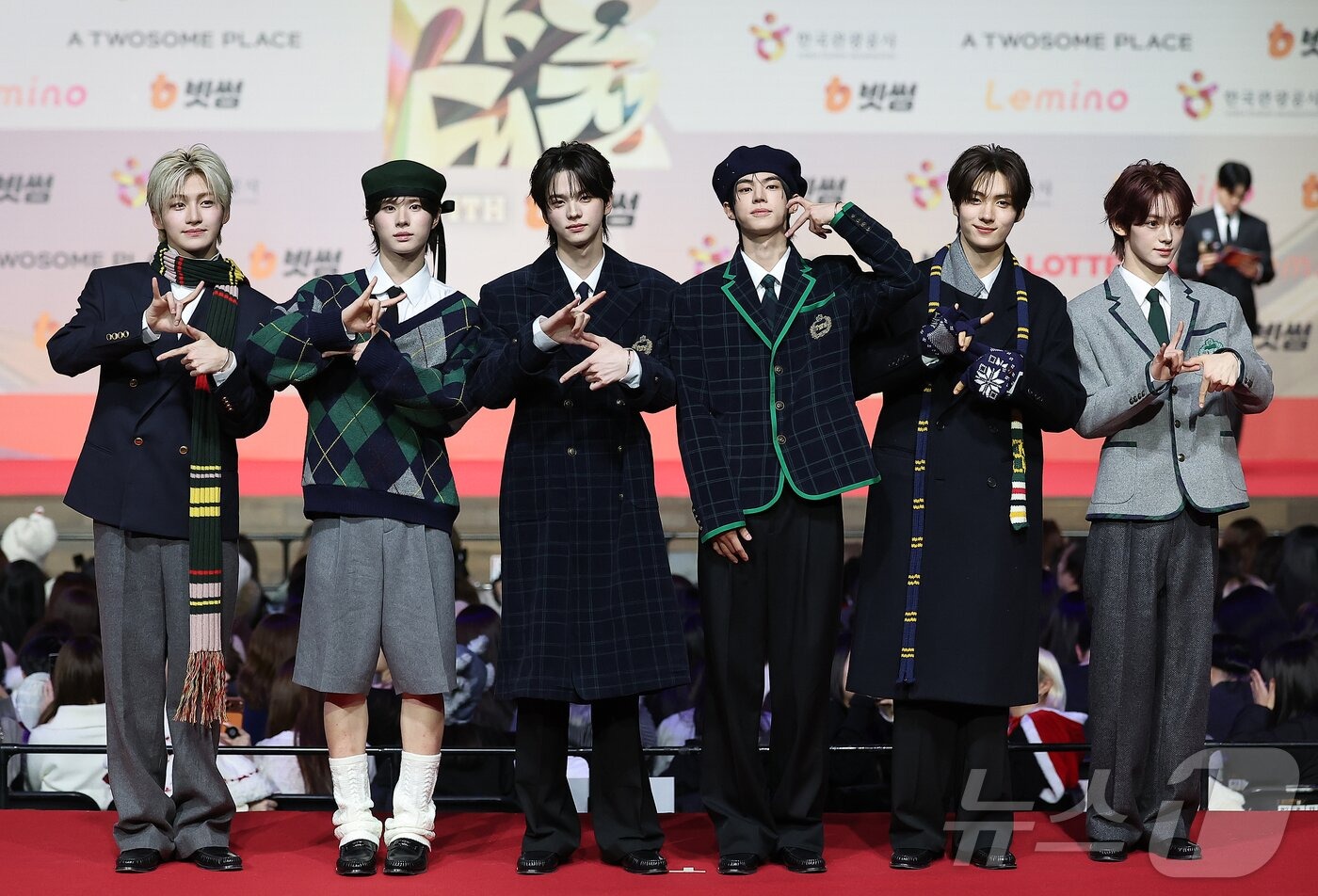 Thảm đỏ hot nhất Gi&aacute;ng sinh 2025: Jang Won Young h&oacute;a thi&ecirc;n thần, Winter (aespa) vất vả che dấu ấn t&igrave;nh y&ecirc;u với Jungkook (BTS)- Ảnh 53.