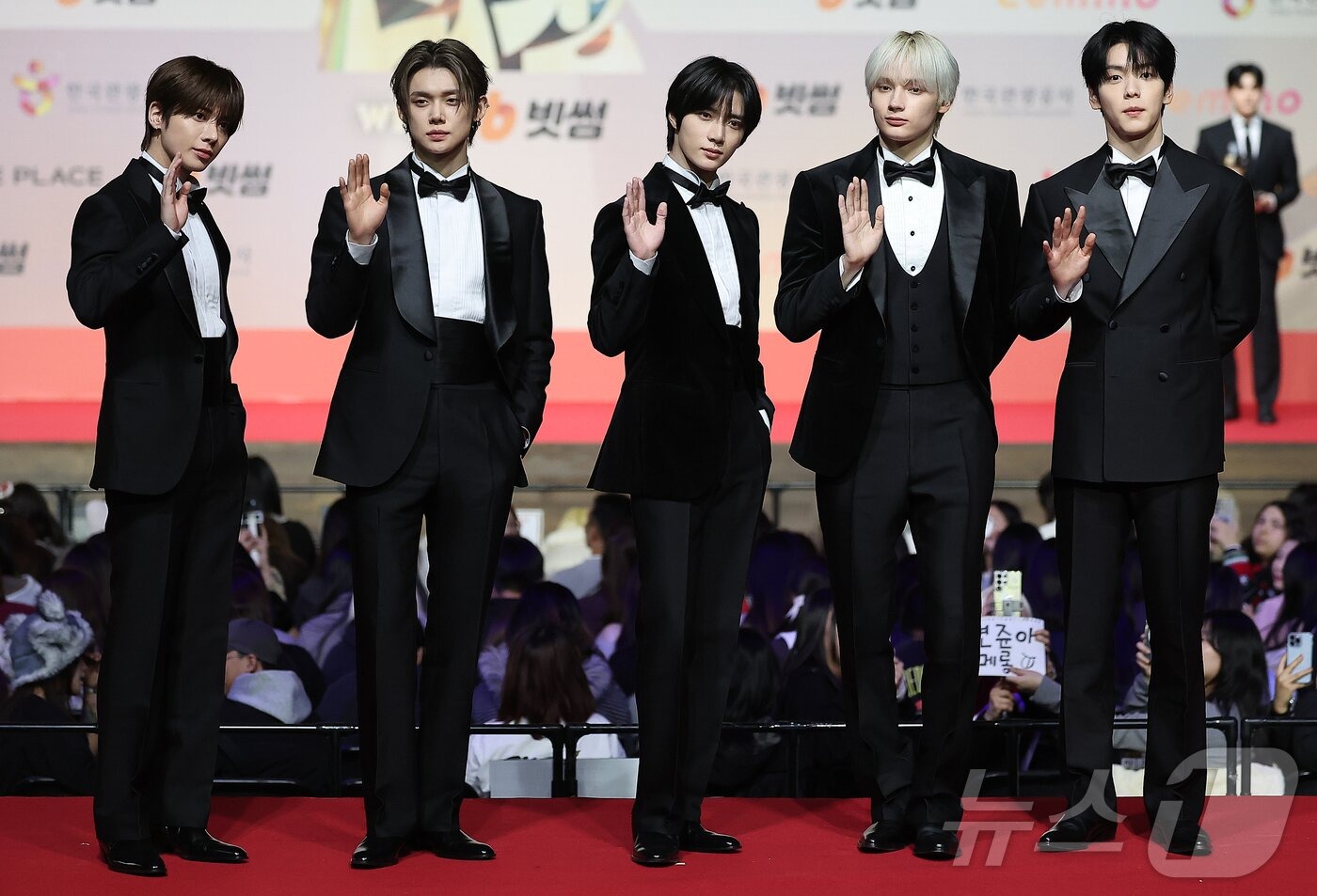 Thảm đỏ hot nhất Gi&aacute;ng sinh 2025: Jang Won Young h&oacute;a thi&ecirc;n thần, Winter (aespa) vất vả che dấu ấn t&igrave;nh y&ecirc;u với Jungkook (BTS)- Ảnh 30.