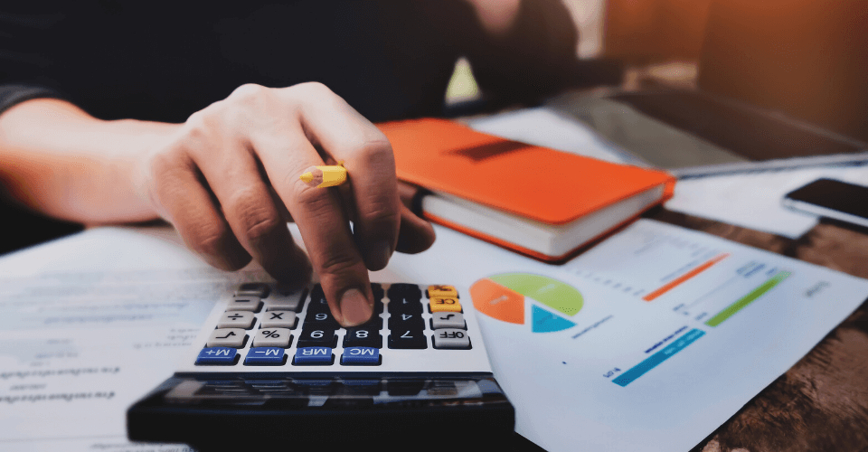 Sau 50 tuổi: 5 th&oacute;i quen khiến bạn ngh&egrave;o nhanh nhất- Ảnh 2.