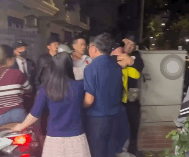 VIDEO: Bảo vệ chung cư "đ&aacute;nh hội đồng" một người đ&agrave;n &ocirc;ng- Ảnh 1.