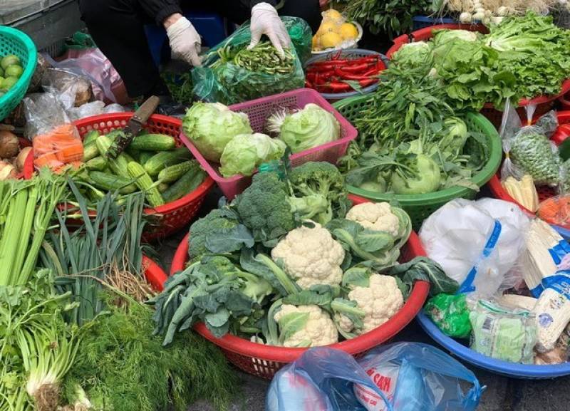 Chợ Việt lu&ocirc;n sẵn 4 loại rau &iacute;t thuốc trừ s&acirc;u bậc nhất, ăn v&agrave;o c&ograve;n gi&uacute;p chống ung thư- Ảnh 2.