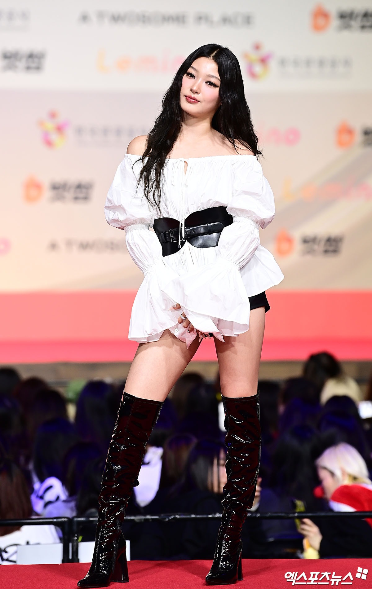 Thảm đỏ hot nhất Gi&aacute;ng sinh 2025: Jang Won Young h&oacute;a thi&ecirc;n thần, Winter (aespa) vất vả che dấu ấn t&igrave;nh y&ecirc;u với Jungkook (BTS)- Ảnh 50.