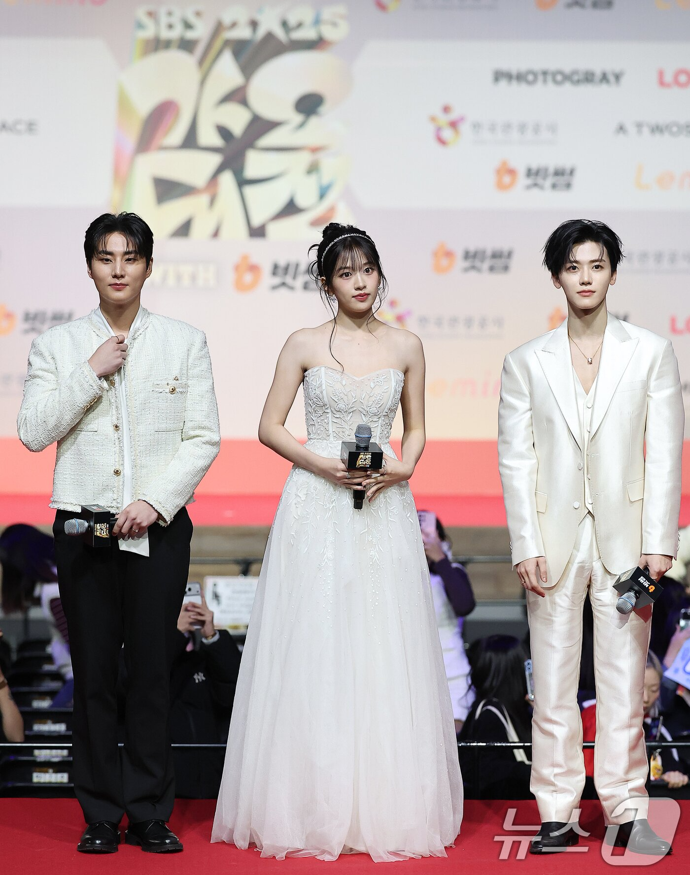 Thảm đỏ hot nhất Gi&aacute;ng sinh 2025: Jang Won Young h&oacute;a thi&ecirc;n thần, Winter (aespa) vất vả che dấu ấn t&igrave;nh y&ecirc;u với Jungkook (BTS)- Ảnh 6.