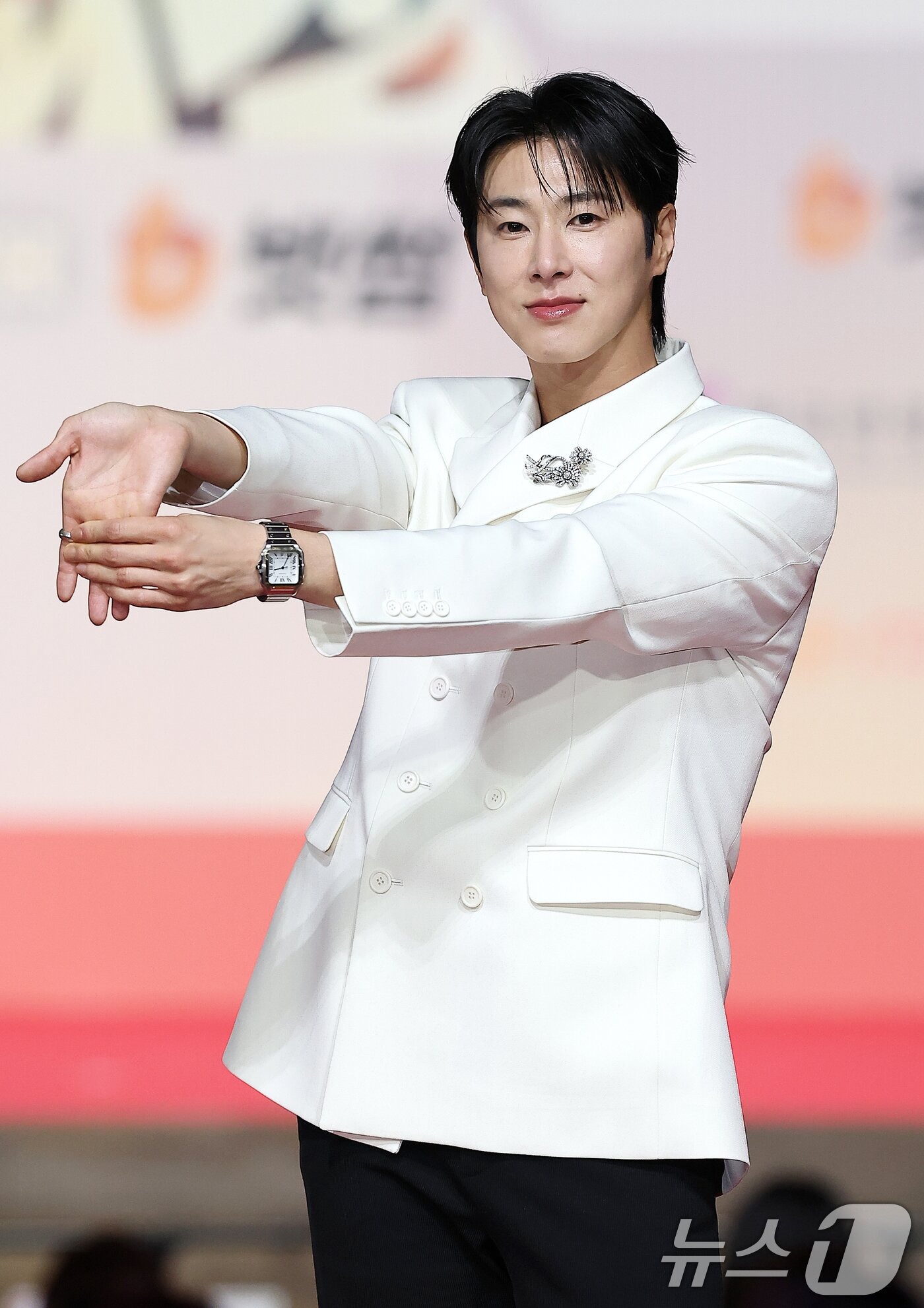 Thảm đỏ hot nhất Gi&aacute;ng sinh 2025: Jang Won Young h&oacute;a thi&ecirc;n thần, Winter (aespa) vất vả che dấu ấn t&igrave;nh y&ecirc;u với Jungkook (BTS)- Ảnh 25.