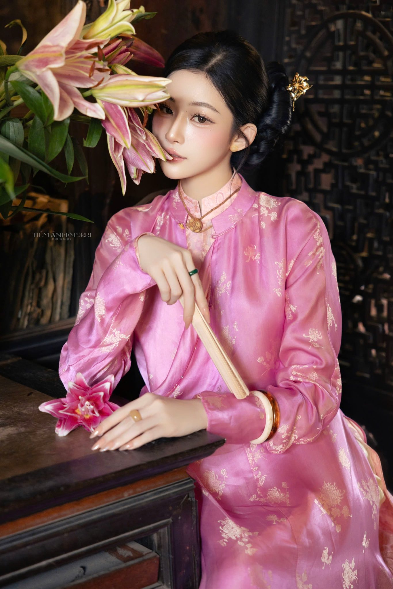 Gạt đi kiểu &aacute;o &ldquo;thị phi&rdquo;, nhiều local brand vẫn tinh tế t&aacute;i hiện &aacute;o d&agrave;i Ngũ th&acirc;n cảm hứng từ 