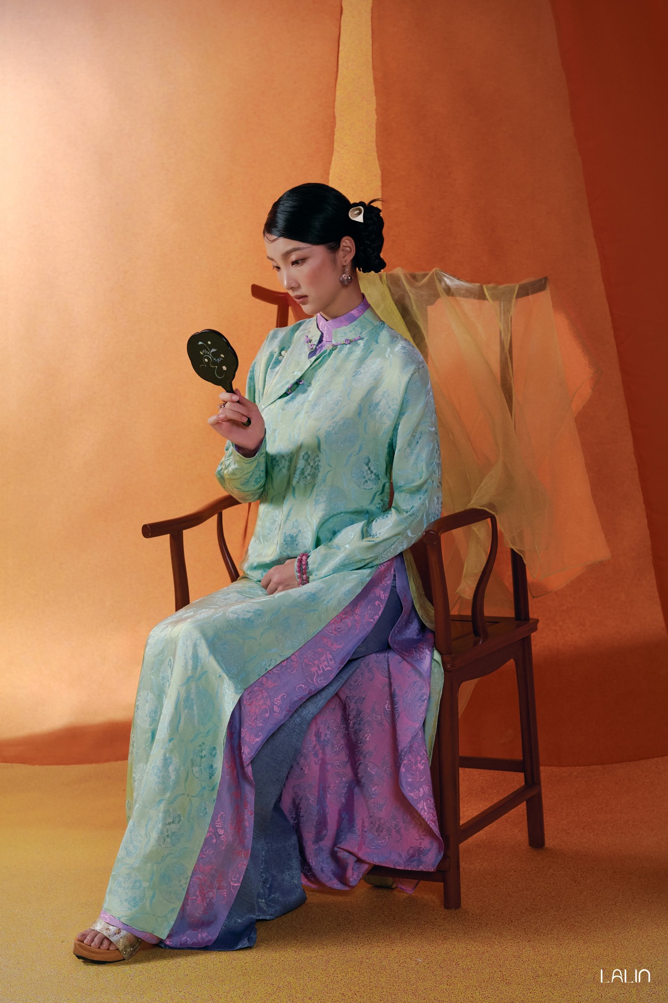 Gạt đi kiểu &aacute;o &ldquo;thị phi&rdquo;, nhiều local brand vẫn tinh tế t&aacute;i hiện &aacute;o d&agrave;i Ngũ th&acirc;n cảm hứng từ 