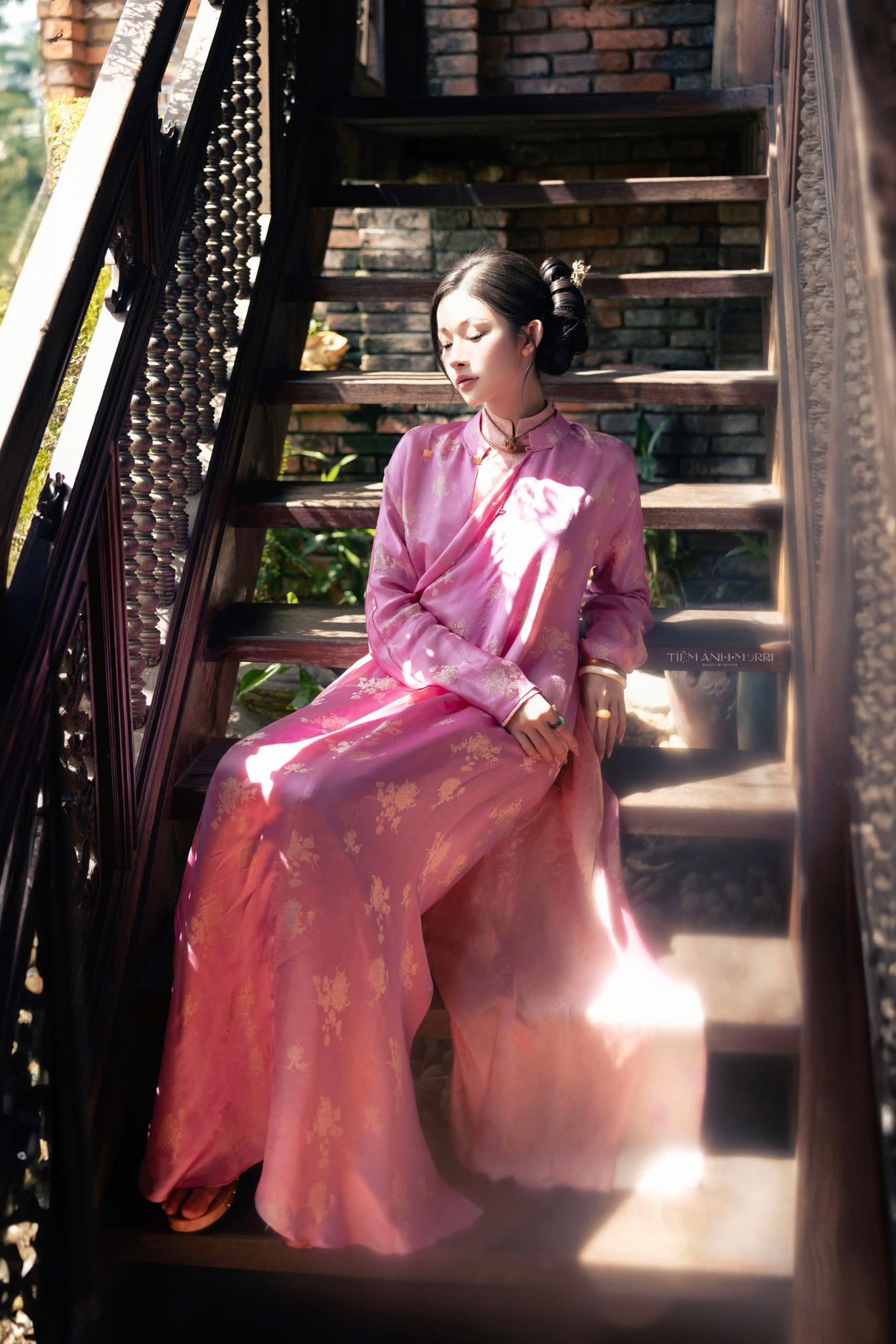 Gạt đi kiểu &aacute;o &ldquo;thị phi&rdquo;, nhiều local brand vẫn tinh tế t&aacute;i hiện &aacute;o d&agrave;i Ngũ th&acirc;n cảm hứng từ 