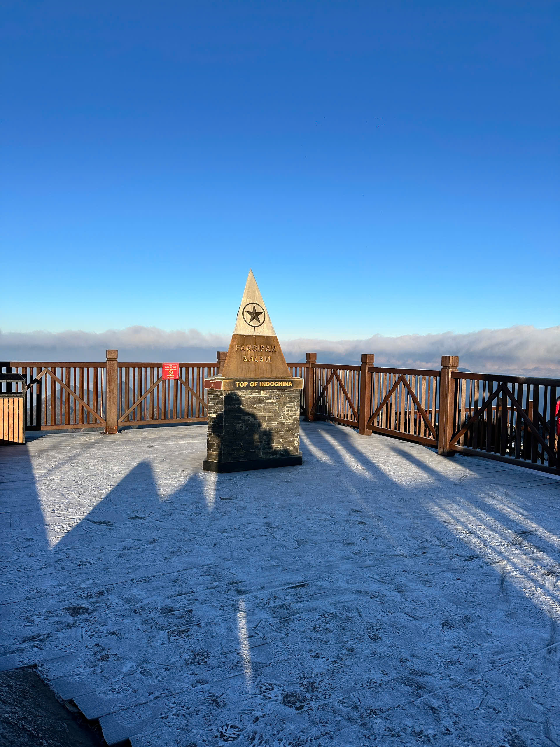 Một nơi tại Việt Nam nhiệt độ xuống 1 độ C, băng tuyết phủ trắng x&oacute;a- Ảnh 1.