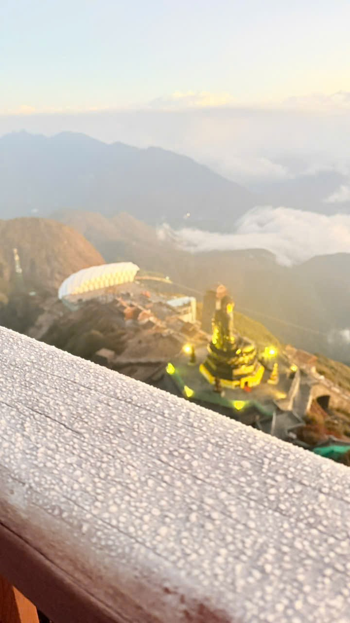 Băng tuyết phủ trắng đỉnh Fansipan- Ảnh 9.