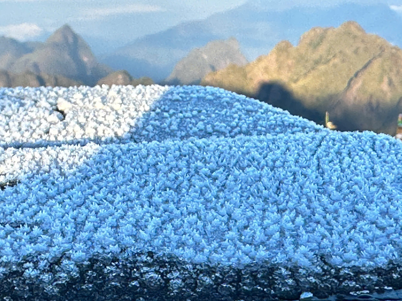 Băng tuyết phủ trắng đỉnh Fansipan- Ảnh 11.