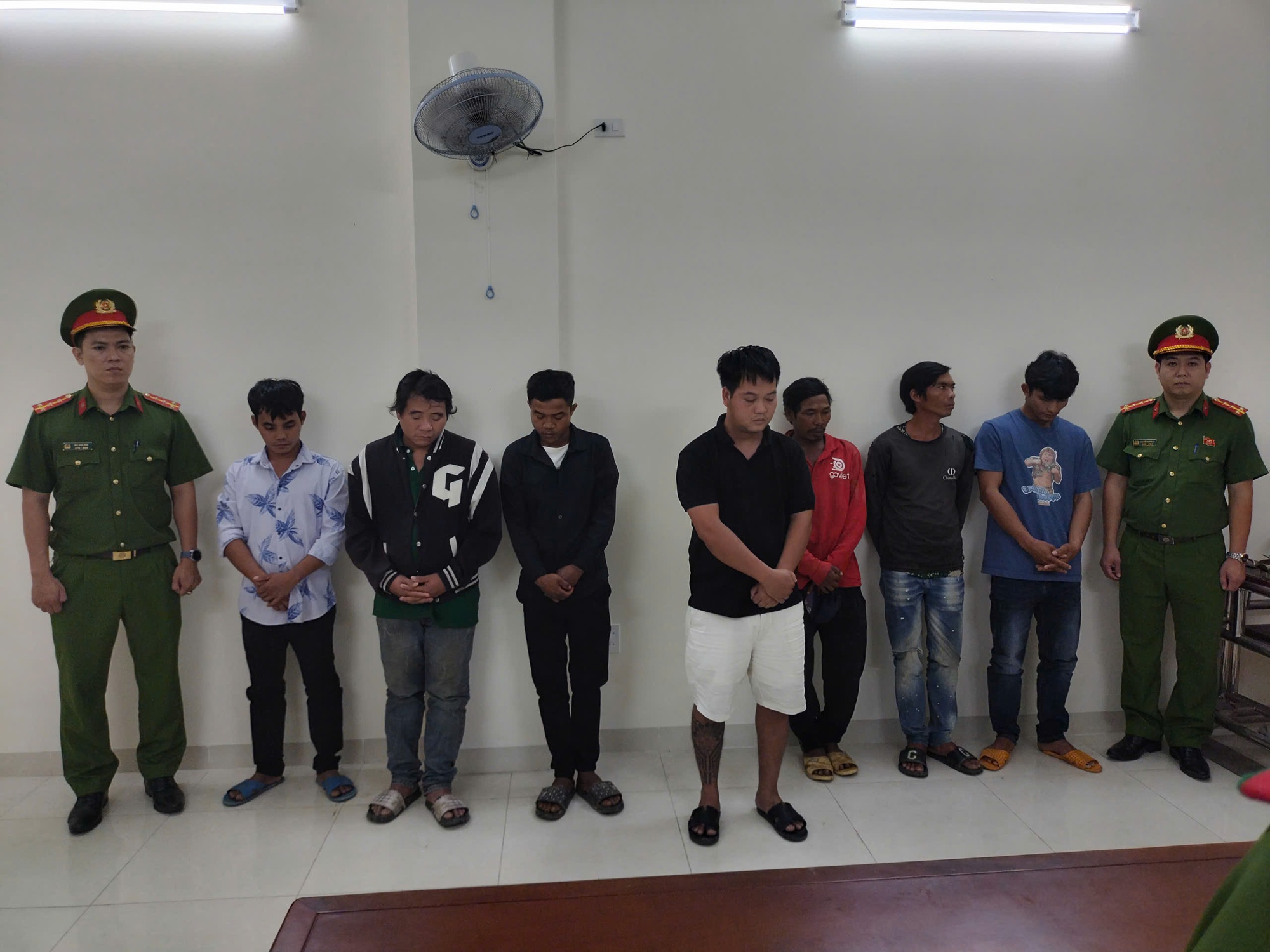 Đ&agrave;o x&aacute;c heo bệnh b&aacute;n ra thị trường, 7 bị can bị khởi tố- Ảnh 1.