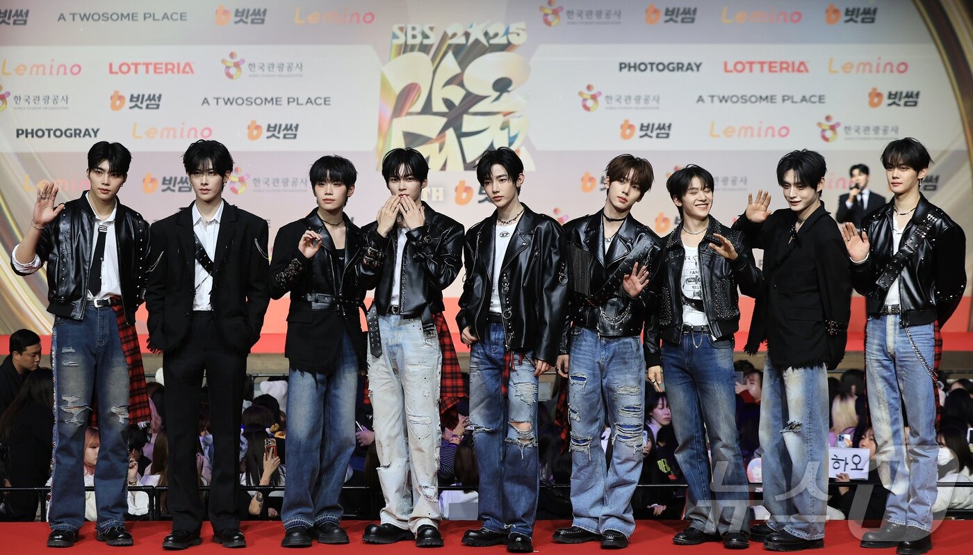 Thảm đỏ hot nhất Gi&aacute;ng sinh 2025: Jang Won Young h&oacute;a thi&ecirc;n thần, Winter (aespa) vất vả che dấu ấn t&igrave;nh y&ecirc;u với Jungkook (BTS)- Ảnh 51.