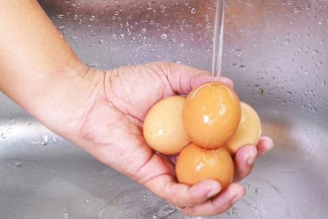Mua trứng về cất tủ lạnh, n&ecirc;n rửa sạch hay để nguy&ecirc;n? Lời giải từ chuy&ecirc;n gia khiến nhiều người "giật m&igrave;nh"- Ảnh 2.