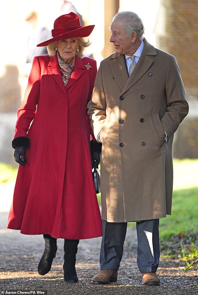 Qu&aacute; nhiều sự dễ thương: Ho&agrave;ng tử, C&ocirc;ng ch&uacute;a nhỏ Anh quốc chiếm trọn spotlight ng&agrave;y Gi&aacute;ng sinh- Ảnh 7.