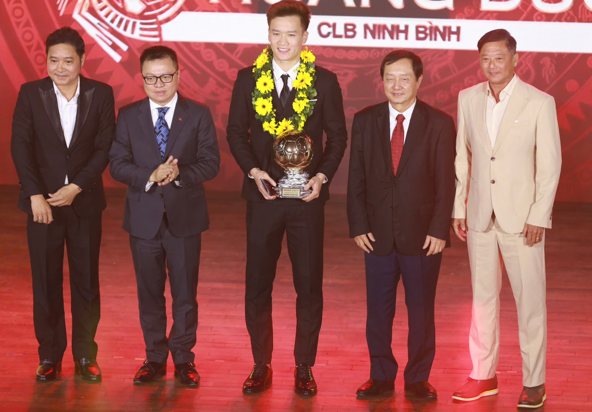 Ho&agrave;ng Đức gi&agrave;nh "c&uacute; đ&uacute;p" giải thưởng tại Quả b&oacute;ng V&agrave;ng 2025, hotboy Đ&igrave;nh Bắc gi&agrave;nh Quả b&oacute;ng Bạc- Ảnh 2.