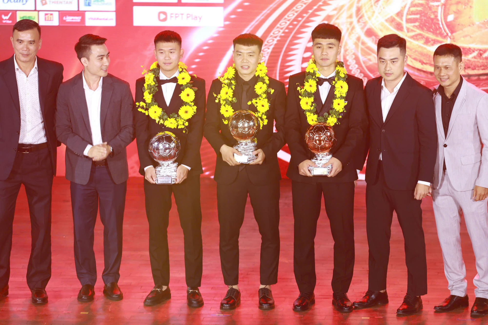 Ho&agrave;ng Đức gi&agrave;nh "c&uacute; đ&uacute;p" giải thưởng tại Quả b&oacute;ng V&agrave;ng 2025, hotboy Đ&igrave;nh Bắc gi&agrave;nh Quả b&oacute;ng Bạc- Ảnh 8.