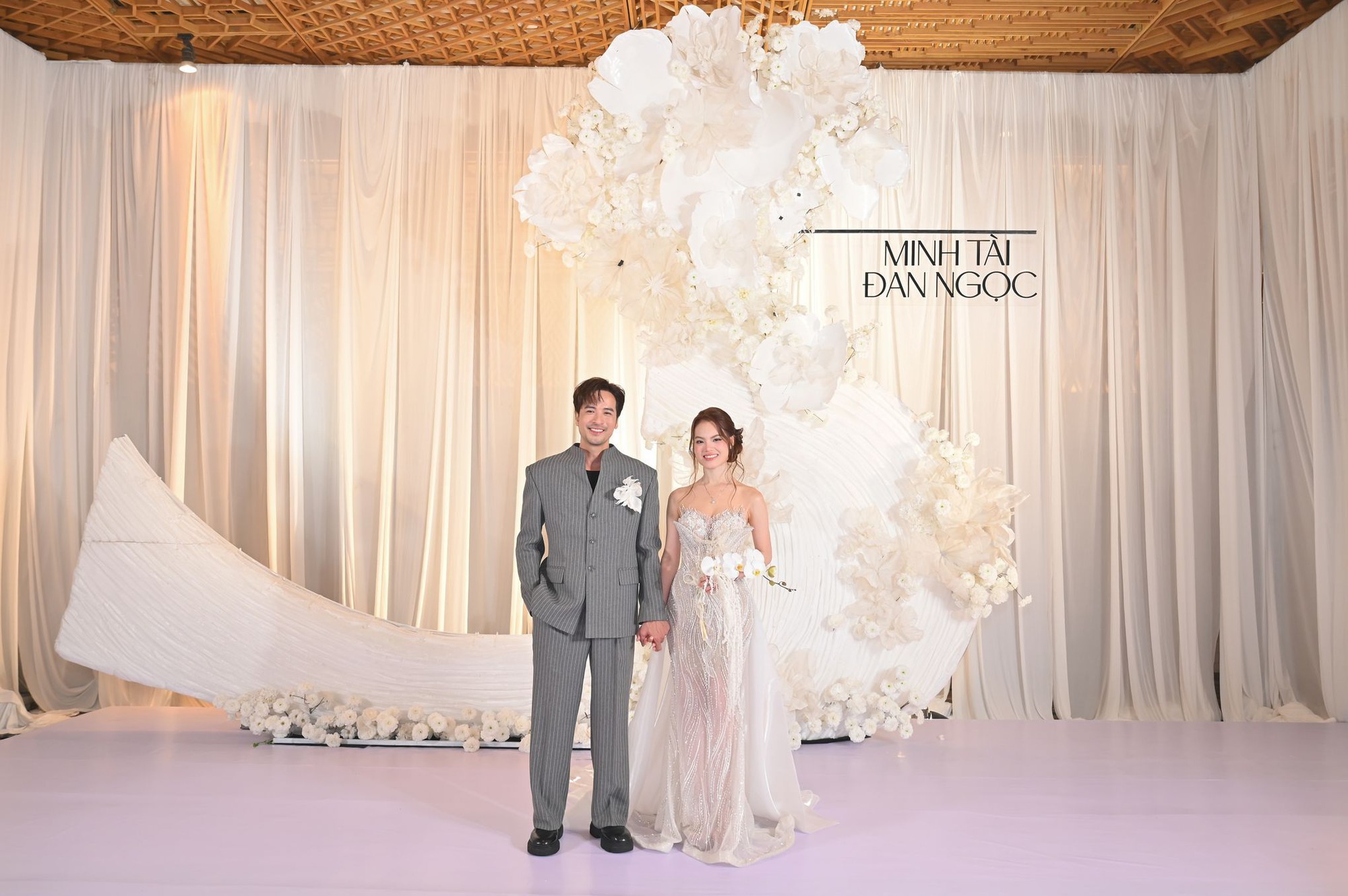 Đ&aacute;m cưới nam diễn vi&ecirc;n Vbiz v&agrave; vợ b&aacute;c sĩ k&eacute;m 16 tuổi: C&ocirc; d&acirc;u ch&uacute; rể s&aacute;nh đ&ocirc;i, d&agrave;n sao nổi tiếng tham dự- Ảnh 7.