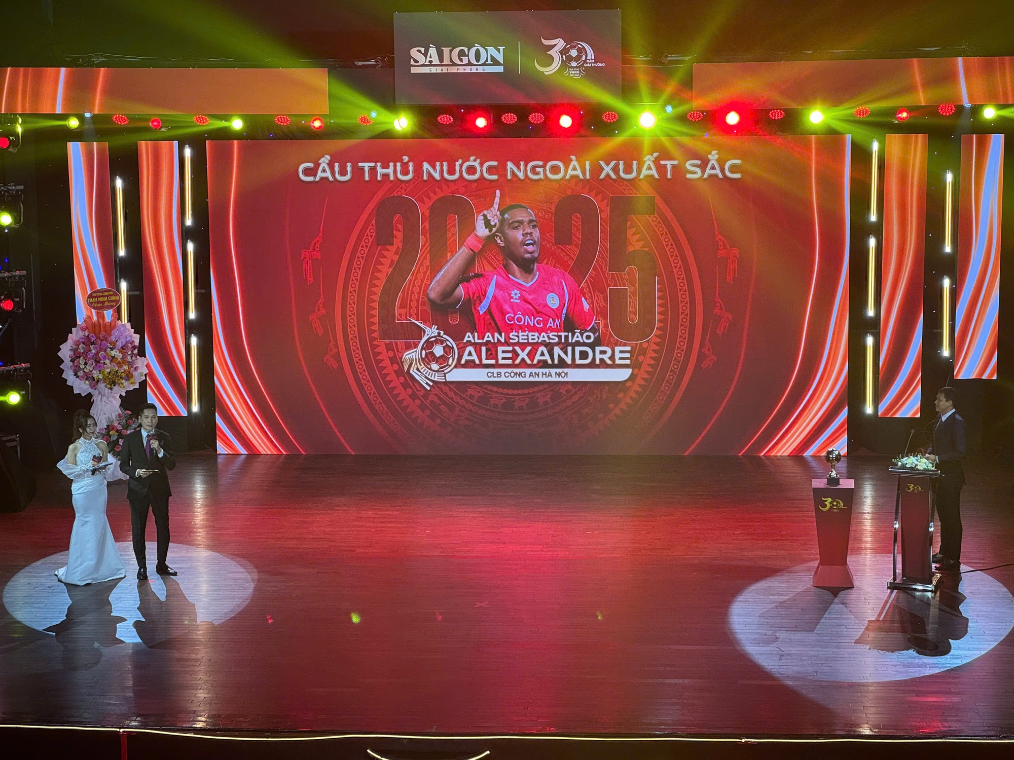 Ho&agrave;ng Đức gi&agrave;nh "c&uacute; đ&uacute;p" giải thưởng tại Quả b&oacute;ng V&agrave;ng 2025, hotboy Đ&igrave;nh Bắc gi&agrave;nh Quả b&oacute;ng Bạc- Ảnh 12.