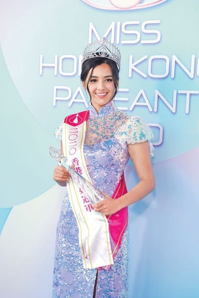 Bắt gặp Hoa hậu D. đẹp nhất showbiz h&ocirc;n m&atilde;nh liệt trai đẹp ng&agrave;nh quảng c&aacute;o, thấy m&agrave; đỏ hết cả mặt- Ảnh 9.