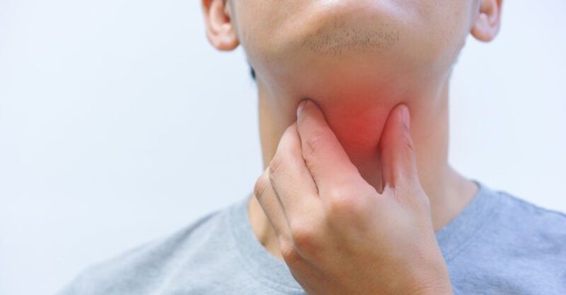 4 bệnh ung thư c&ugrave;ng "xuất hiện" khi bị đau họng, người đ&agrave;n &ocirc;ng kh&ocirc;ng ngờ d&ugrave; chăm tập thể dục nhưng lại l&agrave;m 3 điều n&agrave;y m&agrave; mắc bệnh- Ảnh 1.