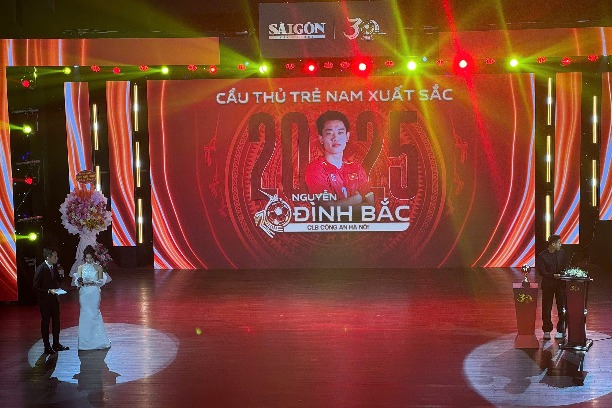 Ho&agrave;ng Đức gi&agrave;nh "c&uacute; đ&uacute;p" giải thưởng tại Quả b&oacute;ng V&agrave;ng 2025, hotboy Đ&igrave;nh Bắc gi&agrave;nh Quả b&oacute;ng Bạc- Ảnh 9.