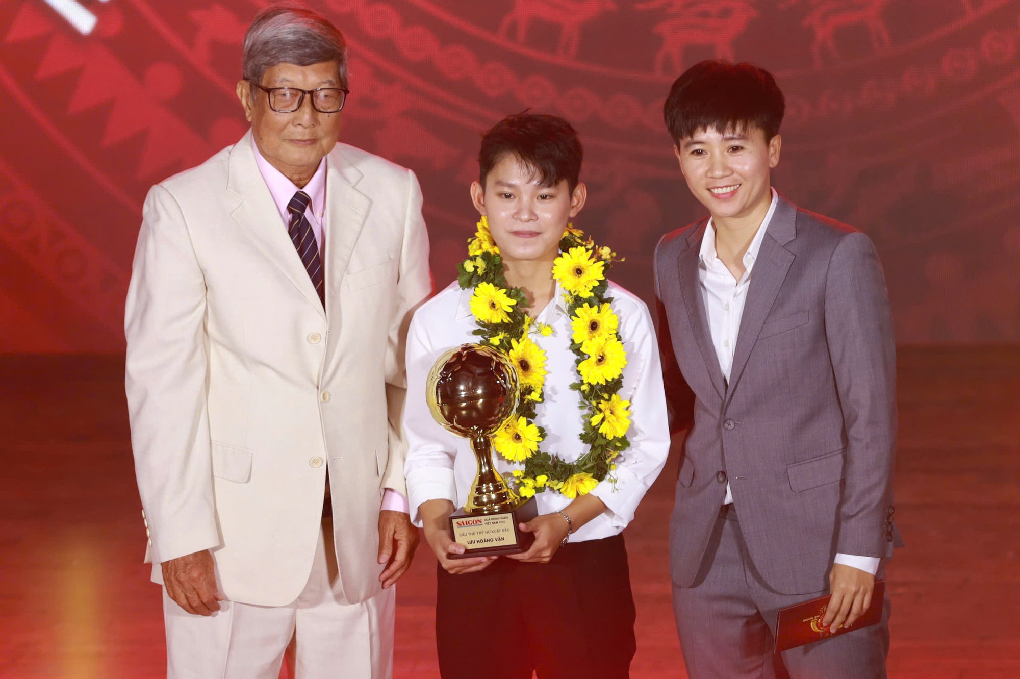 Ho&agrave;ng Đức gi&agrave;nh "c&uacute; đ&uacute;p" giải thưởng tại Quả b&oacute;ng V&agrave;ng 2025, hotboy Đ&igrave;nh Bắc gi&agrave;nh Quả b&oacute;ng Bạc- Ảnh 10.