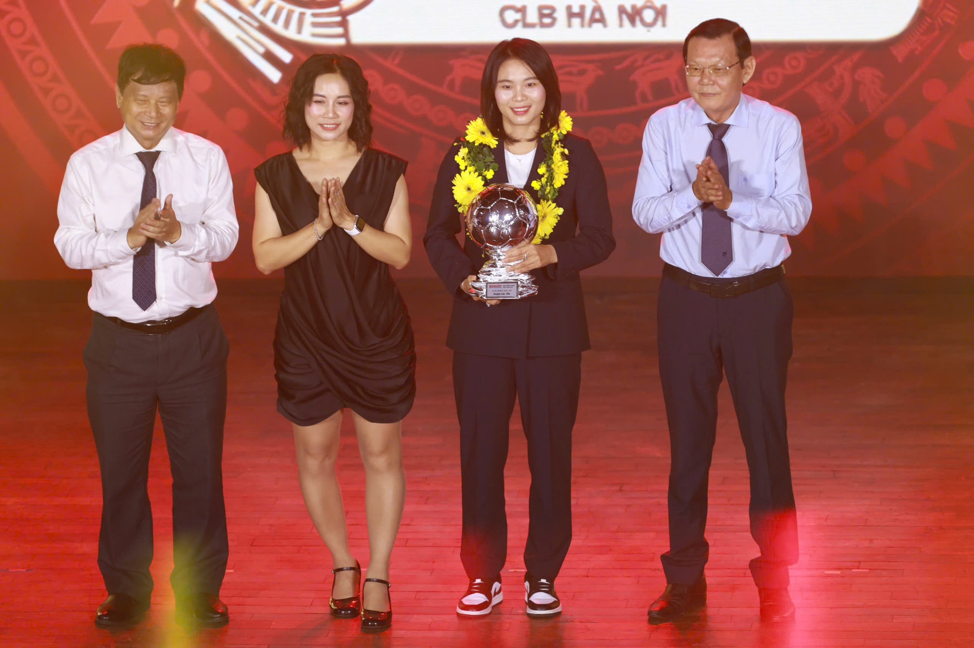 Ho&agrave;ng Đức gi&agrave;nh "c&uacute; đ&uacute;p" giải thưởng tại Quả b&oacute;ng V&agrave;ng 2025, hotboy Đ&igrave;nh Bắc gi&agrave;nh Quả b&oacute;ng Bạc- Ảnh 6.