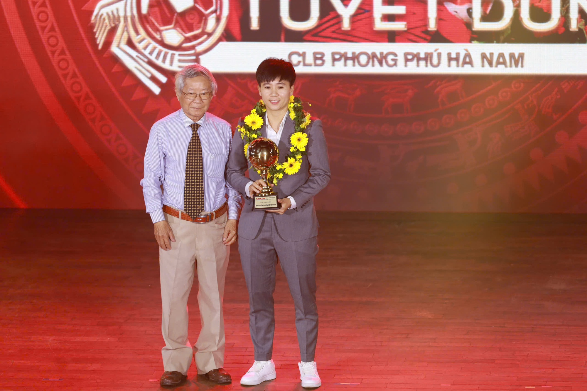 Ho&agrave;ng Đức gi&agrave;nh "c&uacute; đ&uacute;p" giải thưởng tại Quả b&oacute;ng V&agrave;ng 2025, hotboy Đ&igrave;nh Bắc gi&agrave;nh Quả b&oacute;ng Bạc- Ảnh 13.