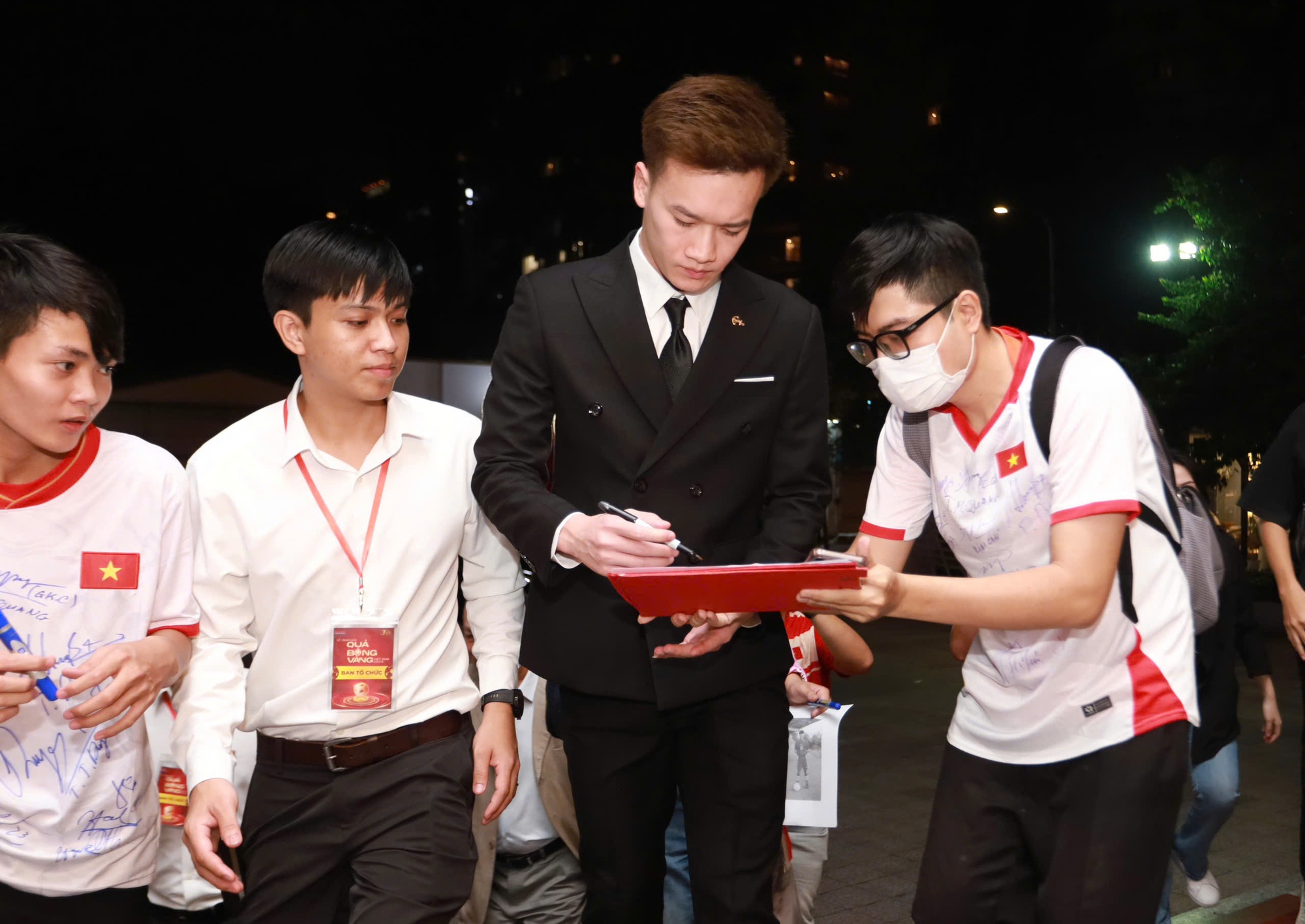 Quang Hải tay trong tay Chu Thanh Huyền, Ho&agrave;ng Đức bảnh bao tại thảm đỏ Gala trao giải Quả b&oacute;ng v&agrave;ng Việt Nam 2025- Ảnh 6.