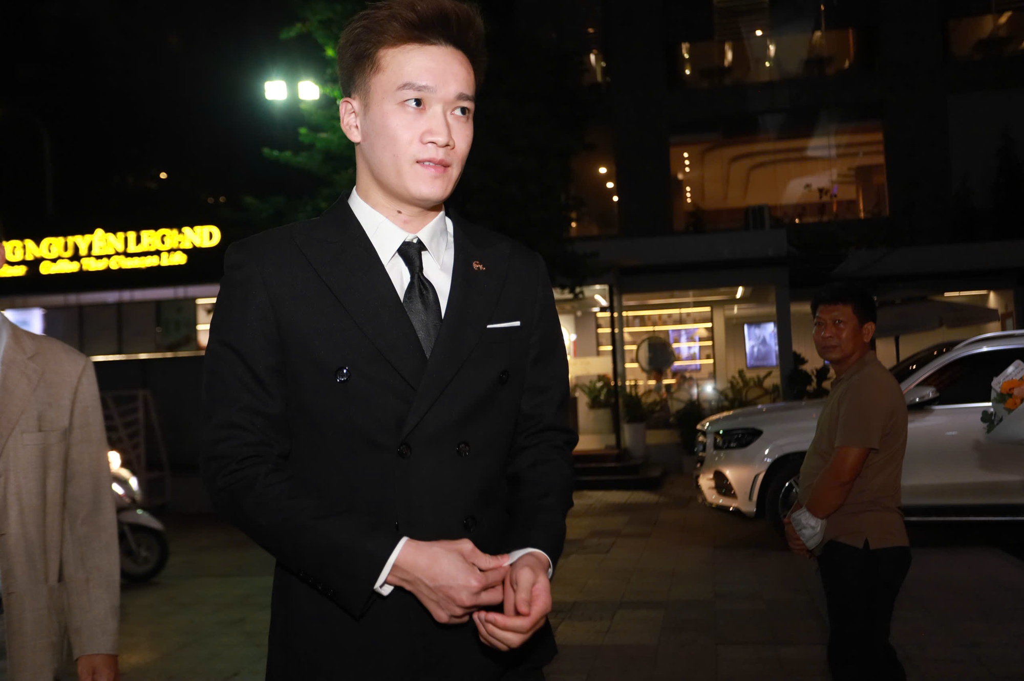 Quang Hải tay trong tay Chu Thanh Huyền, Ho&agrave;ng Đức bảnh bao tại thảm đỏ Gala trao giải Quả b&oacute;ng v&agrave;ng Việt Nam 2025- Ảnh 5.