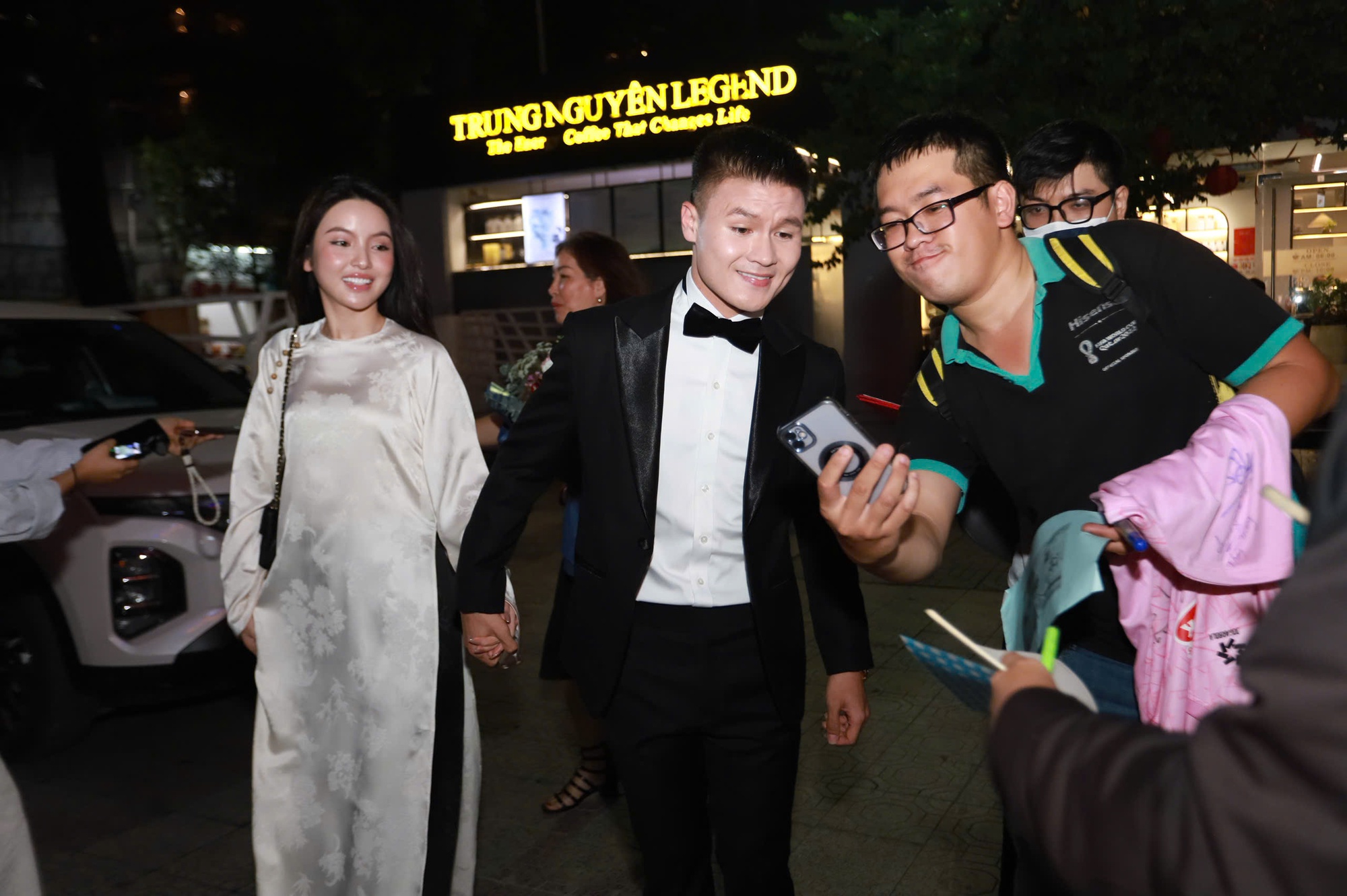 Quang Hải tay trong tay Chu Thanh Huyền, Ho&agrave;ng Đức bảnh bao tại thảm đỏ Gala trao giải Quả b&oacute;ng v&agrave;ng Việt Nam 2025- Ảnh 2.