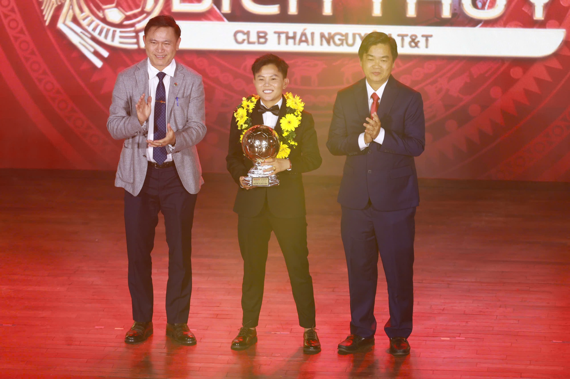 Ho&agrave;ng Đức gi&agrave;nh "c&uacute; đ&uacute;p" giải thưởng tại Quả b&oacute;ng V&agrave;ng 2025, hotboy Đ&igrave;nh Bắc gi&agrave;nh Quả b&oacute;ng Bạc- Ảnh 5.