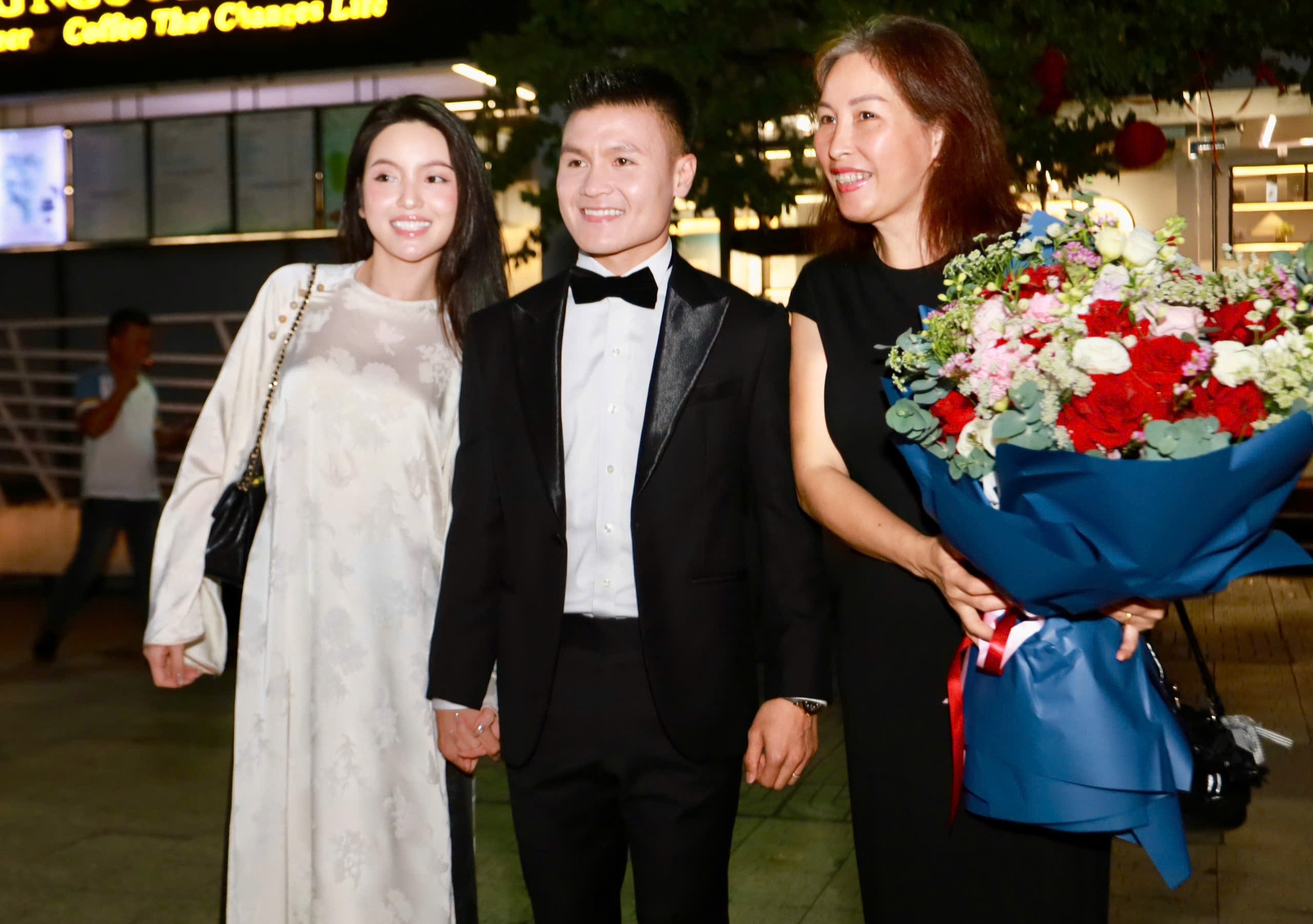 Quang Hải tay trong tay Chu Thanh Huyền, Ho&agrave;ng Đức bảnh bao tại thảm đỏ Gala trao giải Quả b&oacute;ng v&agrave;ng Việt Nam 2025- Ảnh 4.