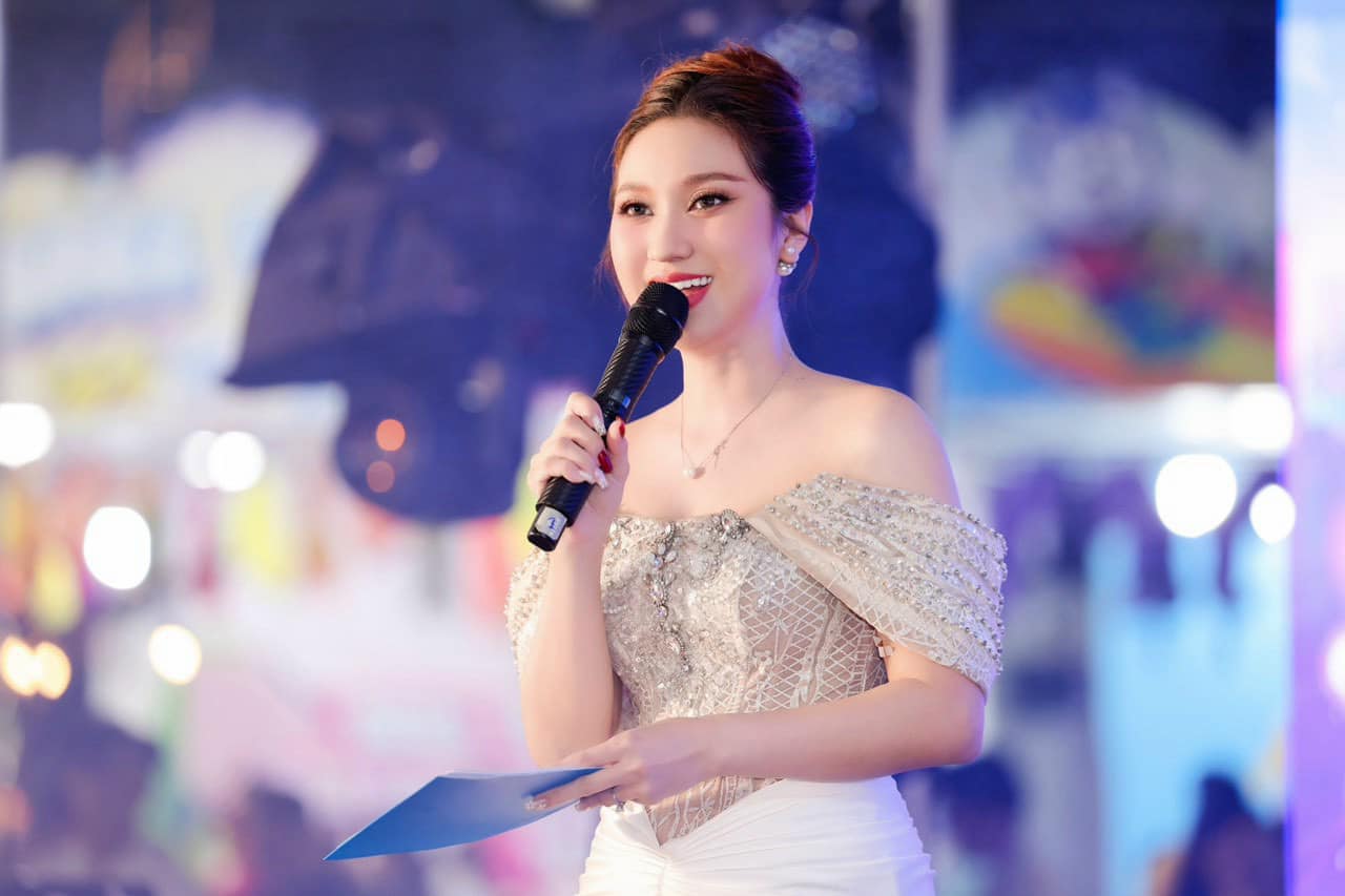 Nữ ca sĩ hủy h&ocirc;n trước ng&agrave;y cưới 1 tuần, nhiều đại gia ngh&igrave;n tỷ v&acirc;y quanh: 34 tuổi mẹ vẫn chăm như em b&eacute;- Ảnh 3.