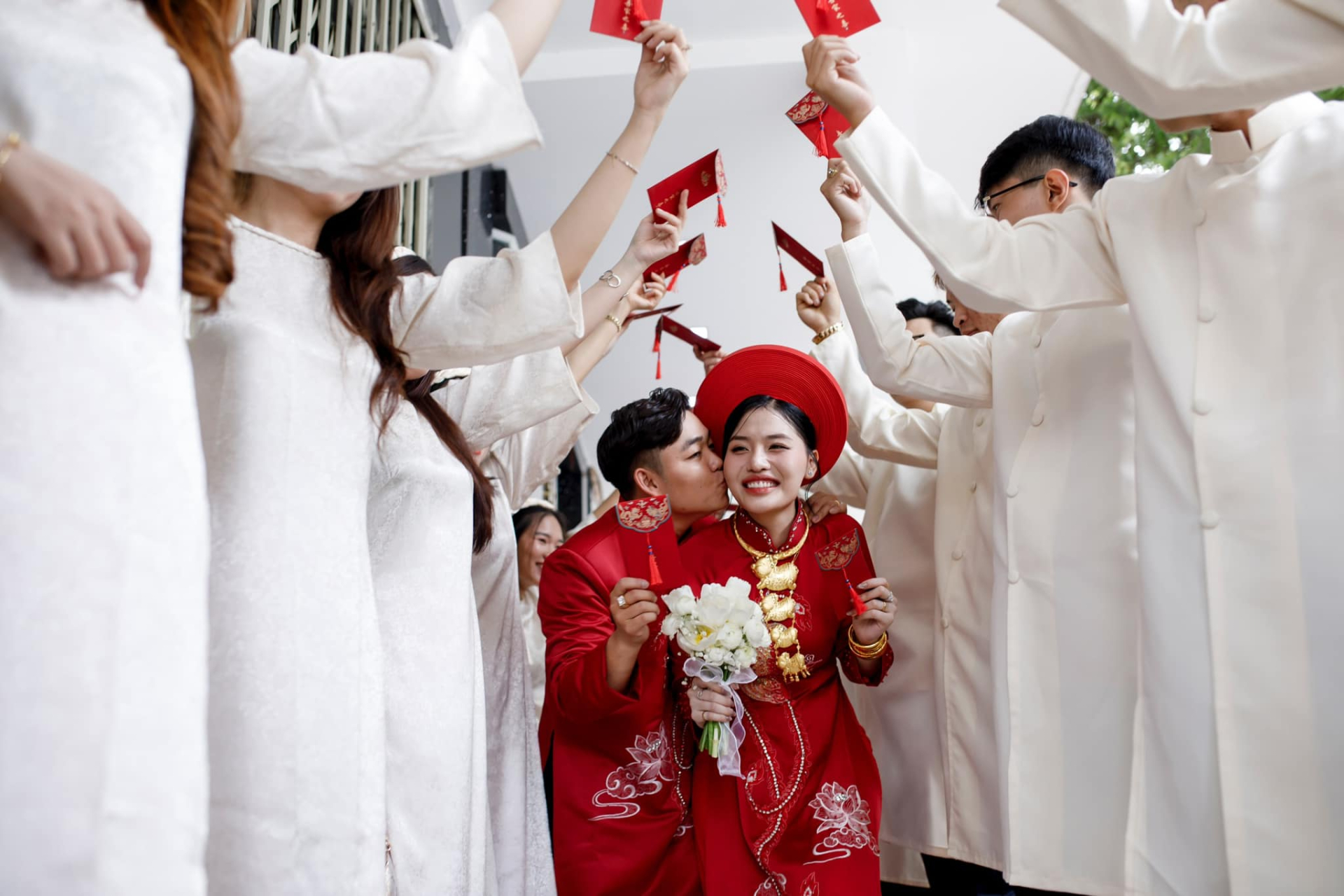 Nghiền ăn phở, ch&agrave;ng trai &ldquo;cưa&rdquo; lu&ocirc;n con g&aacute;i chủ qu&aacute;n, ng&agrave;y cưới nhận 4 sổ đỏ, 1 tỷ tiền mặt, 2 c&acirc;y v&agrave;ng- Ảnh 2.