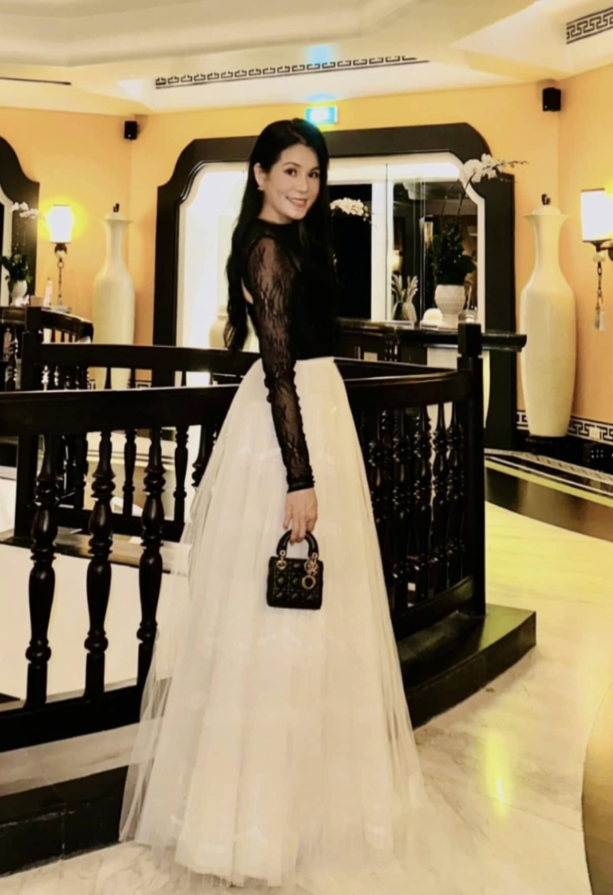 Nhan sắc vợ đại gia đẹp như minh tinh, y&ecirc;u chồng hết mực của nam NSƯT, Ph&oacute; chủ tịch Hội điện ảnh- Ảnh 5.