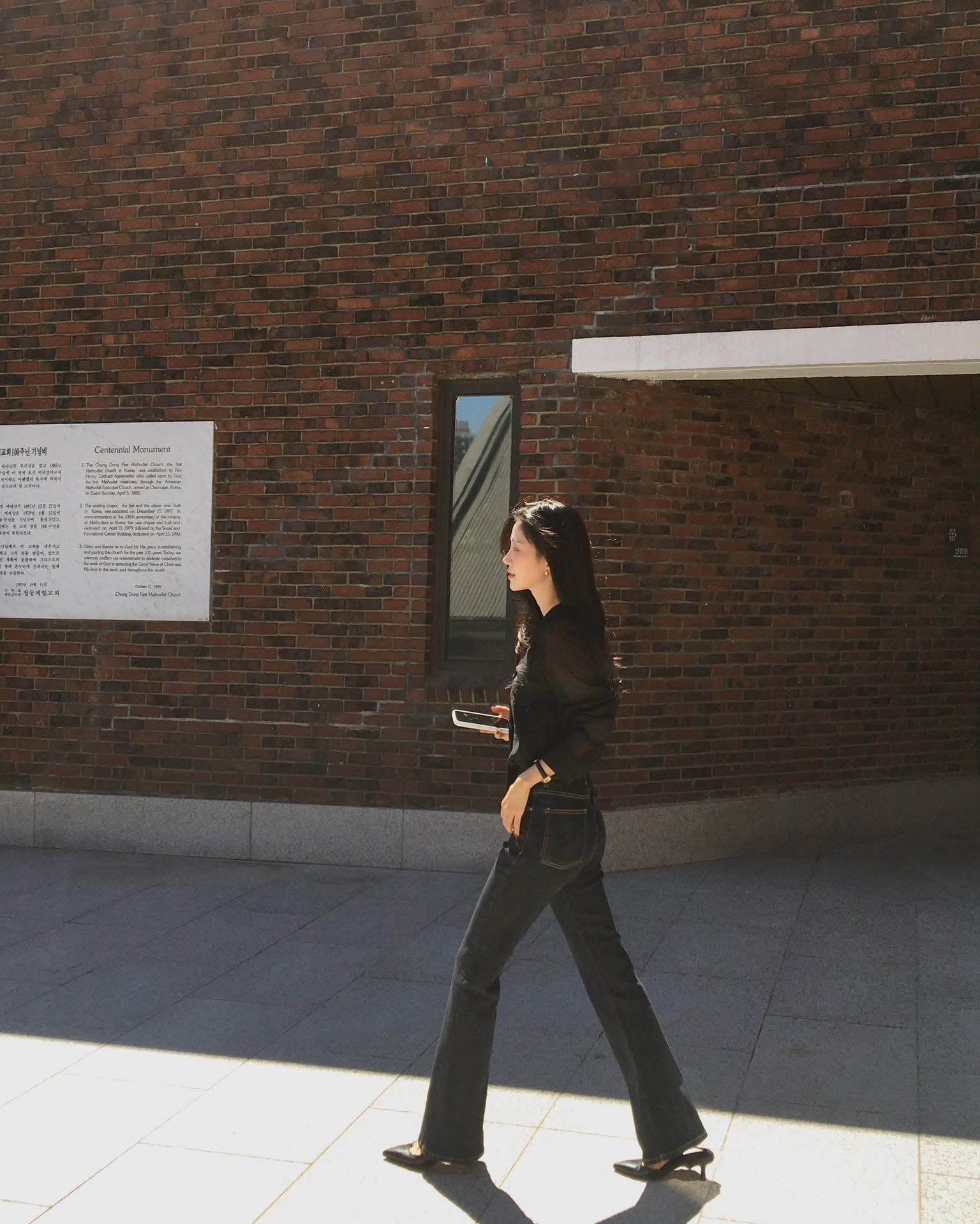 5 kiểu gi&agrave;y t&ocirc;i đảm bảo người theo phong c&aacute;ch tối giản sẽ th&iacute;ch: Trẻ trung v&agrave; c&ograve;n gi&uacute;p cả outfit sang hơn hẳn- Ảnh 7.