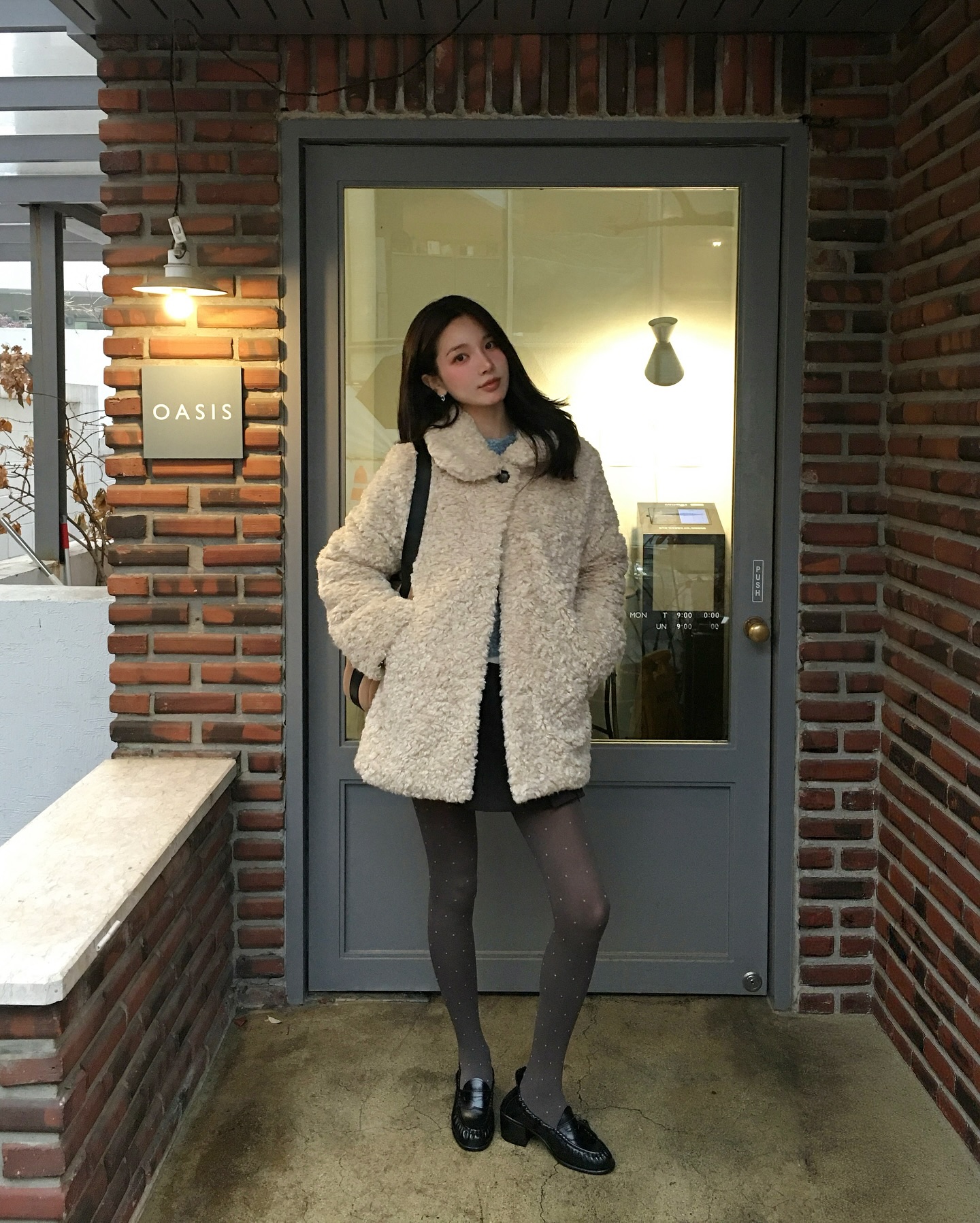 5 kiểu gi&agrave;y t&ocirc;i đảm bảo người theo phong c&aacute;ch tối giản sẽ th&iacute;ch: Trẻ trung v&agrave; c&ograve;n gi&uacute;p cả outfit sang hơn hẳn- Ảnh 4.