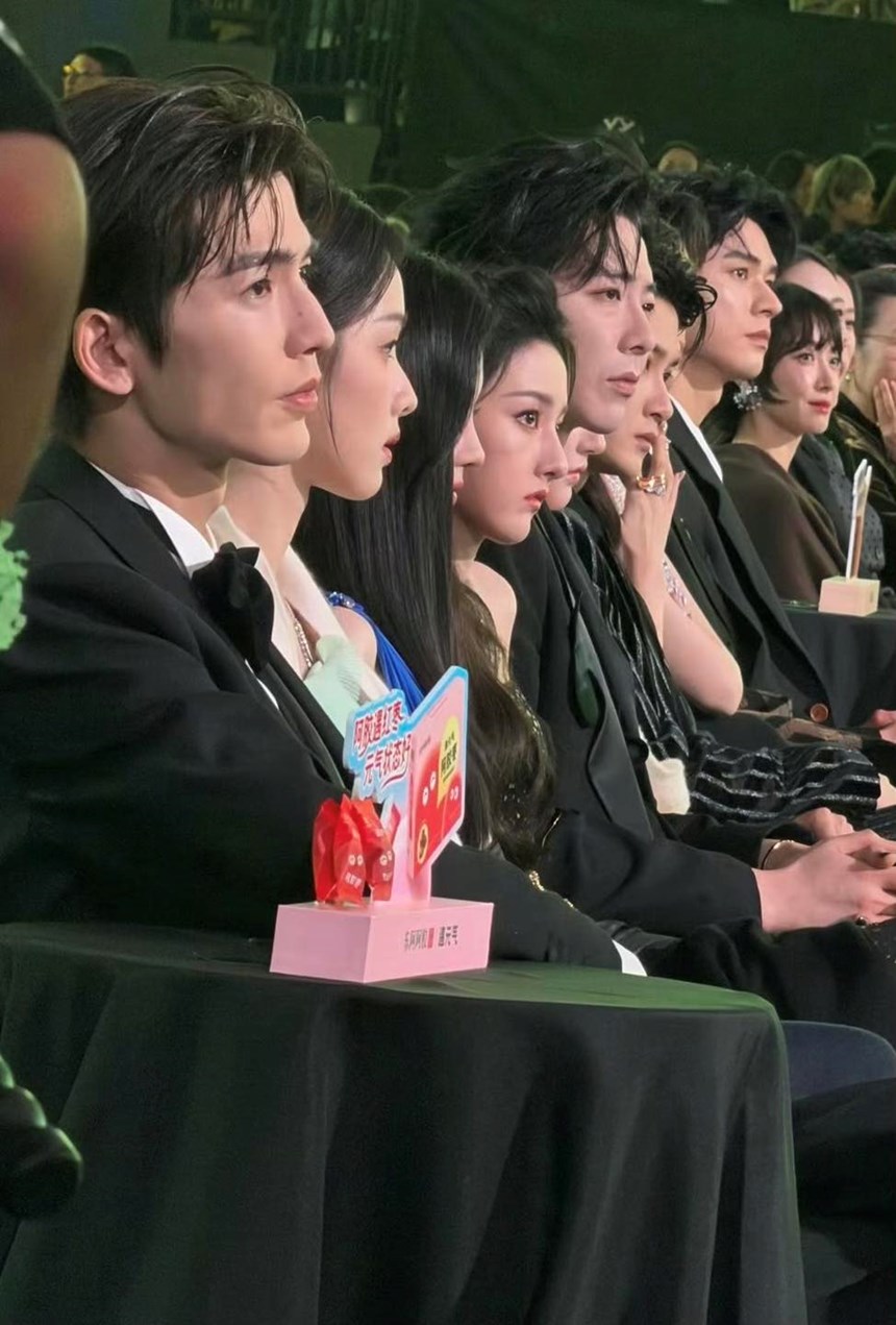 Khung ảnh g&acirc;y nhức nhối showbiz nhất l&uacute;c n&agrave;y: Sao mũi ai cũng thẳng tắp, như đ&uacute;c ra từ một khu&ocirc;n- Ảnh 1.