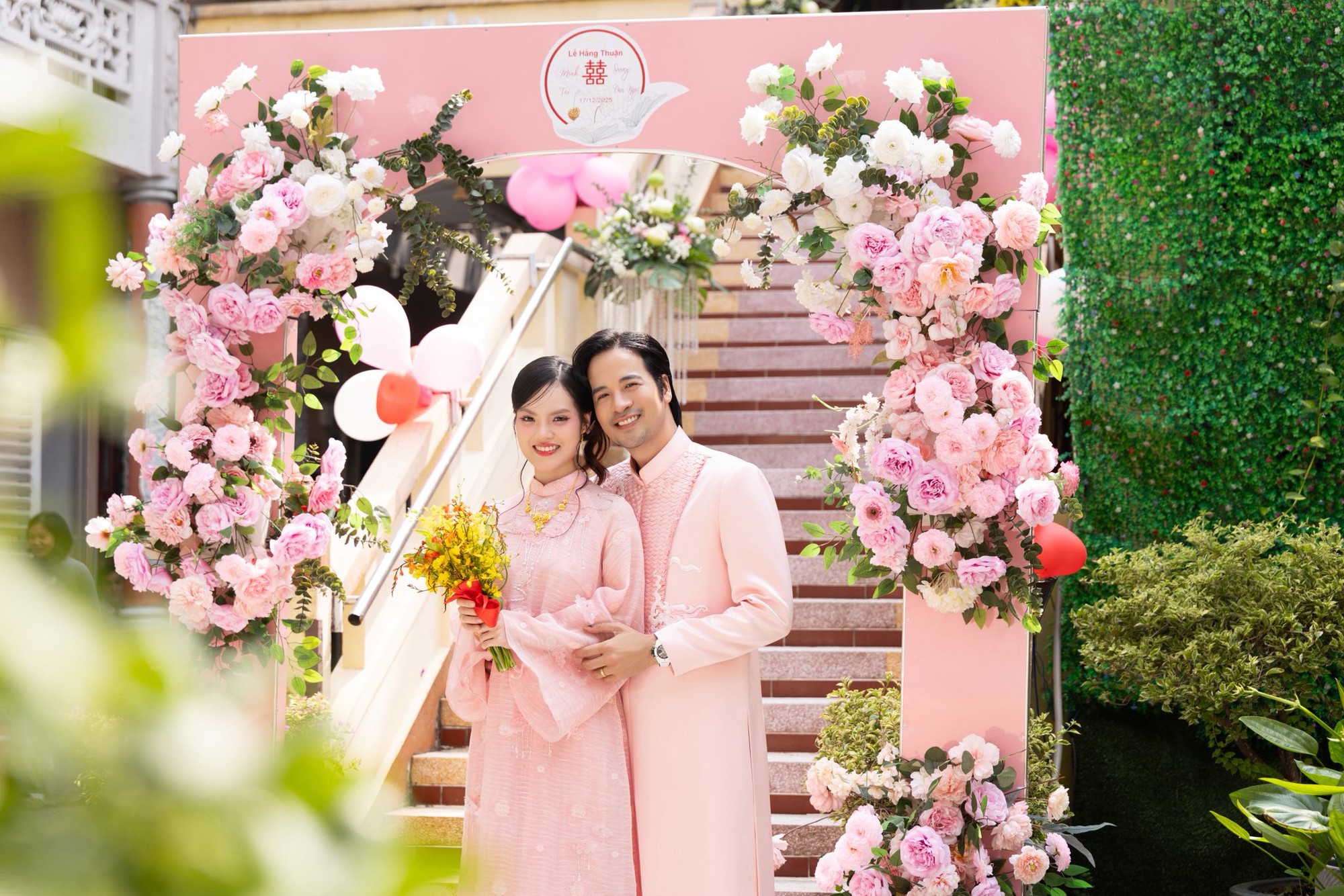 Đ&aacute;m cưới nam diễn vi&ecirc;n Vbiz v&agrave; vợ b&aacute;c sĩ k&eacute;m 16 tuổi: C&ocirc; d&acirc;u ch&uacute; rể s&aacute;nh đ&ocirc;i, d&agrave;n sao nổi tiếng tham dự- Ảnh 12.